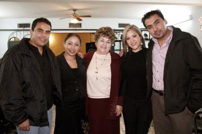 va_18122005_14
 Patricia, Roberto, carlos, Carolina y Carmelita Anaya de la Torre, en una posada con motivo de la próxima llgada de la Navidad