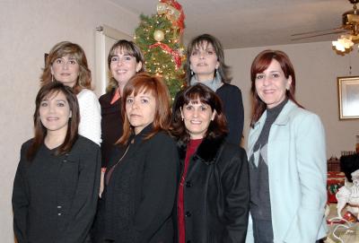 va_19122005_1
 Marcela, Cecilia, Pily, Lulú, Estela, Lorena, y Gina se reunieron para festejar la llegada de la Noche Buena