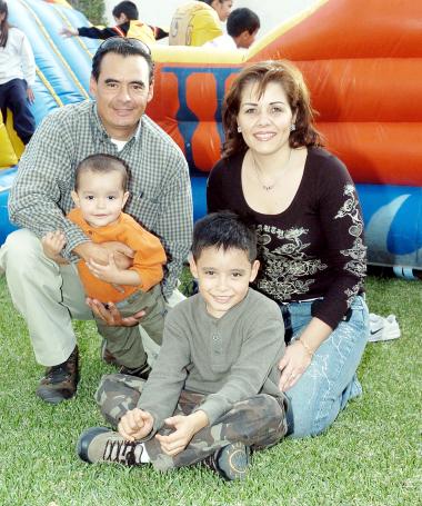 ni_18122005_9 
Juan Carlos Oliveros ortiz acompañado por sus papás Carlos Oliveros y Arlett Ortiz de Oliveros y su hermanito Sebastián en la piñata de su séptimo aniversario