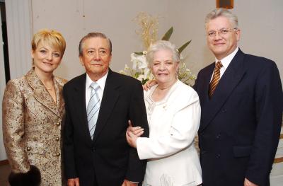 va_20122005 2 
Feliz junto a sus hijos Maritza y Manuel, los señores Alberto y Soledad Alcaraz conmemoraron su aniversario de matrimonio