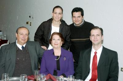 va_22122005_3

Felipe de ALba, Alma Gloria Castilla, Carlos Fahur, Alma de Fahur y Felipe de Alba.