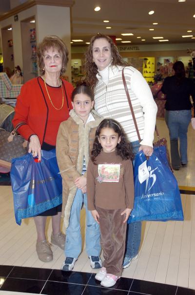 va_23122005_7 
Hilda Kawas de Zarzar, Liliana Zarzar de Giacomán, las niñas Paulina y Valeria Giacomán Zarzar.