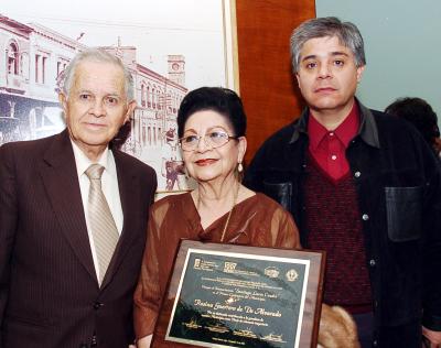 va_25122005_0 
Vicente de Alvarado, Rosina Guerrero y Alfredo de Alvarado.