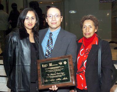 va_25122005_8 
Rosa María de León, Alejandro Dzul y María Hortensia López.