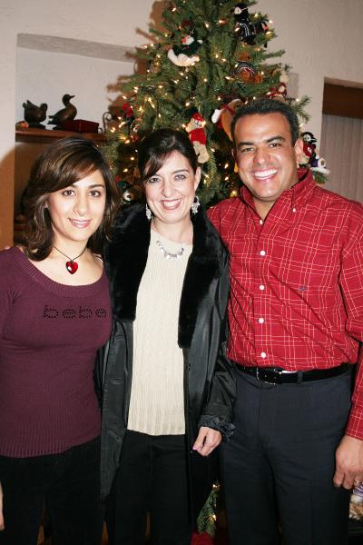 Va_27122005 3 
Gaby de Lara, Cristina de Díaz y Abelardo Díaz