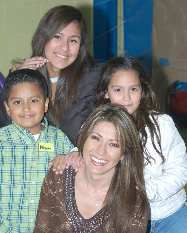 ni_30122005_3 
Mauro Antonio Chincoya Martínez junto a su mamá, Vero Martínez de Chincoya y sus hermanas, Maryfer y Daniela.