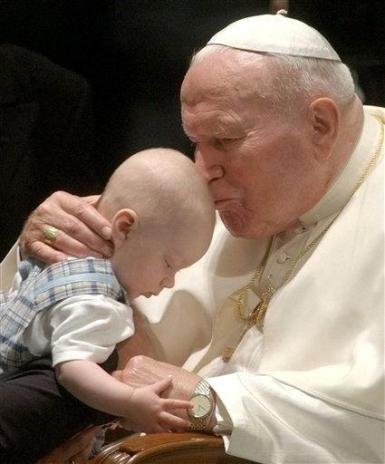 La muerte sin duda más sentida del año fue la de Juan Pablo II; el pontífice polaco que condujo la Iglesia católica durante más de un cuarto de siglo y fue de lejos el más viajero de la historia, murió a los 84 años de edad.

'El Santo Padre falleció en su departamento privado.

Viajero incansable y pastor carismático, el papa Juan Pablo II condujo a la Iglesia católica al tercer milenio advirtiendo a su grey sobre los peligros de la vida moderna. 

Como primer pontífice polaco, Juan Pablo contribuyó a derribar el comunismo. Sus raíces polacas también alimentaron su conservadurismo doctrinal que chocó a muchos católicos liberales. 

Ningún Papa viajó tanto ni tan lejos: visitó más de 120 naciones.