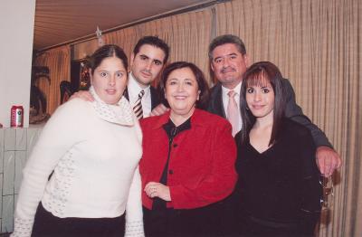 va_01012006 13
Fernando González Ruiz y Patricia Arriaga de González con sus hijas Patricia, Pilar y Fernando