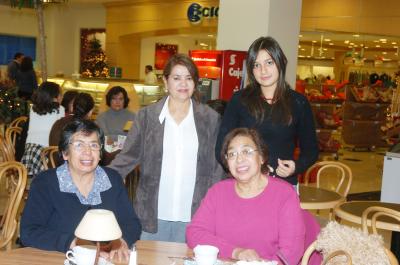 va_04012006 0
Ana María Figueroa de Juárez, Leticia Figueroa, Yolanda Figueroa de García y Mariana García