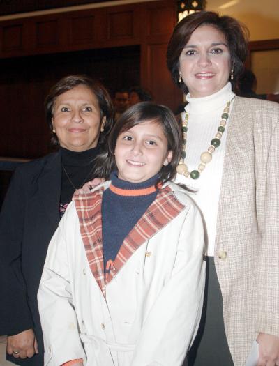 va_07012006_0 
Diana Laura Reyes, Tere Mata de Álvarez y Conchis Fernández de Reyes.