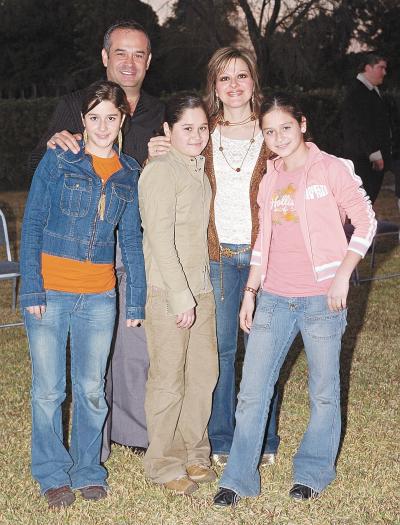 va_07012006_1 
Eduardo Fernández y Alejandra Bitar de Fernández con sus hijas Alejandra, Alicia y Ángela.