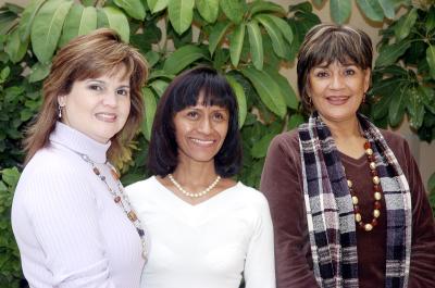 va_12012006_4 
Anabel Garza de Madero, Mary Sosa y Raquel  Vargas de Villa se reunieron en un restaurante de la localidad.