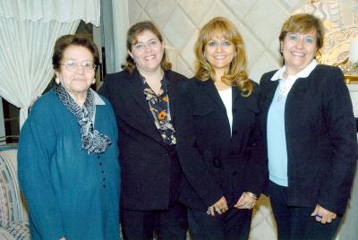 va_15012006_16 
Lucía Morales de Ramos celebró  su cumpleaños en compañía de Clelia Calderón de Morales, Clelia Morales de Sáenz y Beatriz Morales de Pérez.