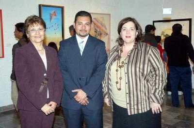 va_15012006_3
Claudia Máynez, directora del Teatro Isauro Martínez, Juan Huerta y Laura Eraña, directora del Icocult Laguna.