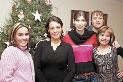 va_19012006 
Luly Guzmán, Oly Sagüi, Gladys González, Lisette Díaz y Mónica Diez, captadas en reciente convivencia social.