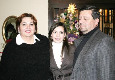 va_21012006  
Griselda Obeso de Martínez, Lidia Martínez y Alfredo Martínez