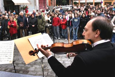 El maratón de actividades previstas se divide entre la ciudad que lo vio nacer, Salzburgo, y Viena, en la que murió con sólo 35 años, aunque si se tiene en cuenta la opinión de Mozart, éste siempre despreció el provincianismo de su ciudad natal.