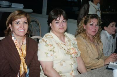 va_29012006 
Carmen Lavín de Fernández, Lula Álvarez y Juanita de Ortiz.