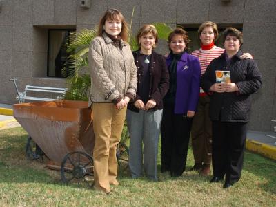 va_29012006 
Silvia de Gutiérrez, Mayela de Garza, Yola de Gutiérrez, Yanet de Fragoso y Laura de Valdés