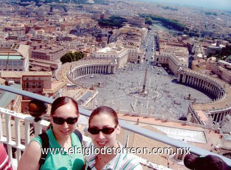 Gloria Carrizales y Cristy de la Peña, en su más reciente viaje a Roma,Italia, captadas en la cùpula de la iglesia de San Pedro e el Vaticano.