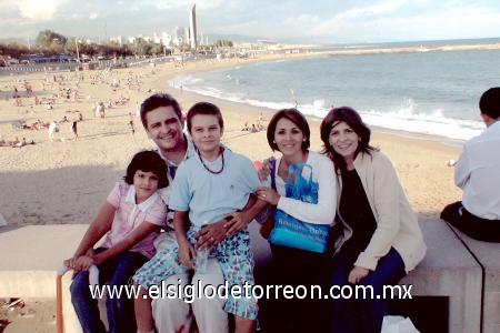 Mayra Corral de González visitó la ciudad de Barcelona, España, lugar donde residen sus primos Carlos Caballero, Paty Güereca, Carlitos y Constanza Caballero.