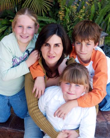 ni_03022006 
Acompañada por su mamá Pilar Calleja de Hamdan y sus hermanos Manolo y Natalia, aparece Ángela Hamdan Calleja al cumplir cinco años de vida