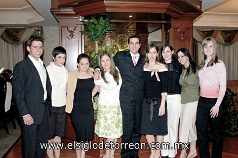 Lester Papadakis Larrínaga, Isabel Belausteguigoitia Giacomán, Sofía Papadakis Larrínaga, Cristina Larrínaga Grageda, Iñigo Belausteguigoitia Giacomán, Alejandra y Mariana Larrínaga Grageda, Isis Papadakis Larrínaga y Alissa