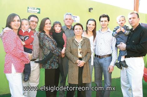 La festejada junto a su hijo Emilio Camposeco Benavides, su esposo Ramón Camposeco Álvarez así como Silvia Franco de Benavides, Silvia Benavides de Alvarado, Tomas Alvarado Najera, Rodolfo Benavides González, Carlos Pérez, Pricila Benavides Franco, Samantha Alvarado Benavides y Tomas Alvarado Benavides