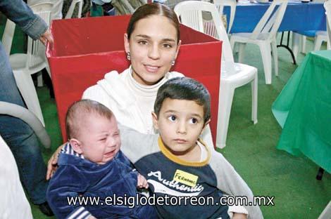 Ana Lucía Porras de Campillo junto a sus hijos Jorge y Fernando Campillo Porras