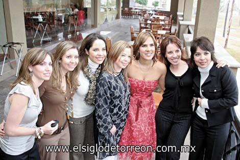 La futura novia con sus amigas Katia Madero, Katia Ruiz, Maricarmen Martínez, Paty Barba, Valeria Martínez y Mónica Barba