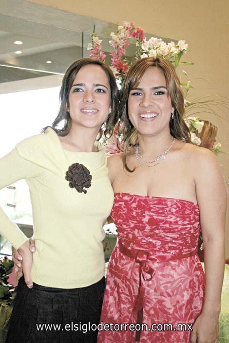 PRÓXIMA A CASARSE
Alejandra y Mónica Villalobos Zepeda la futura novia.