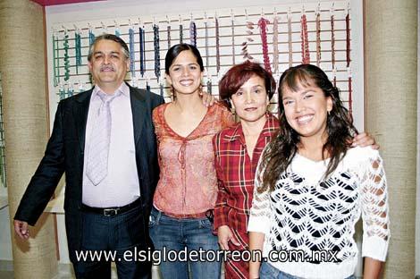 Gilda Moreno Juárez junto a sus padres Javier Moreno y Carmen Juárez y su hermana Tania Moreno Juárez