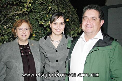 La festejada junto a sus papás Esthela Sada de Hernández y José de Jesús Hernández