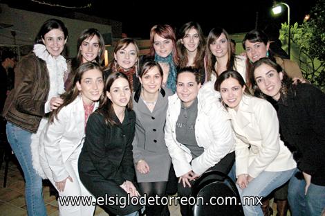 JUDITH TERMINA SUS ESTUDIOS
Marianto Haro, Fernanda Dueñes, Myrna Hoyos, Julia Salazar, Paola Moye, Martha Jaidar, Gilda Berrueto, Velina Murra, Lorena García, Judy Hernández, Rosario Chaib, Miriam Villalobos y Claudia Hamdan