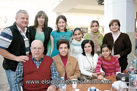 Enrique, Carolina, Cecilia, Cecy, Enrique, Cecilia, Sofía, Ana Claudia y Marcela Menéndez