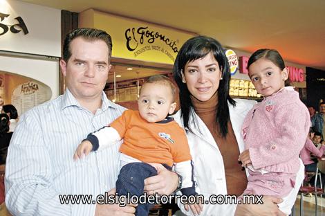 Jorge Torres y Ana Lucía M. de Torres con sus hijos Jorge e Isabella Torres M