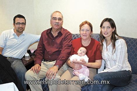 Chuy del Río, Jesús del Río F., Erika Corrales de Del Río, Rebeca del Río Peters y Daniela Peters de Del Río