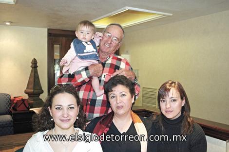 Paulina Gamboa, Manolo Vázquez, Mercedes Vázquez, Mercedes S. de Vázquez y Rocío Vázquez de Gamboa