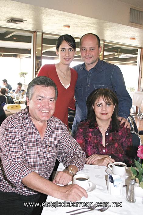 Silvia Olga de Ortiz, José Ortiz Zermeño, Otón Zermeño y Maribel Martínez de Zermeño