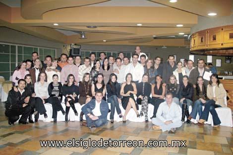 Grupo de amigos que estuvieron presentes en la despedida de Jorge González Colsa y Lucy Rivas Ortega