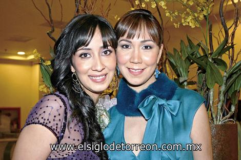 La futura novia junto a su hermana Rosa Carmen Flores de Torres