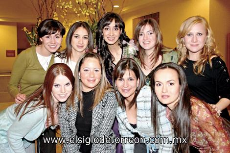 Cristina Flores Moreno acompañada de sus amigas Rhoda Real, Laura Pérez de Barrios, Paola Boehringer de Veyán, Mónica Fernández de Garza Tijerina, Lupita Estrada, Adriana Alarcón Dávalos, Paty García y Erika Wolff