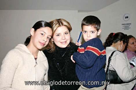 Andrea Aguirre, Cristina de Barraza y Andrés Barraza