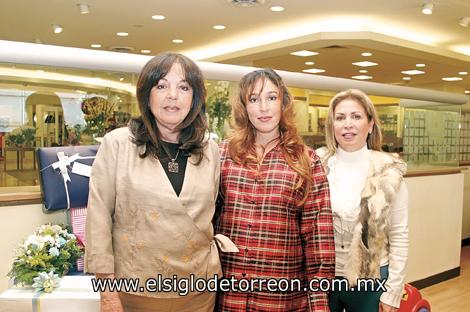 Alicia Reyes de González junto a las organizadoras, su madre Andrea Rodríguez Ruíz y su suegra Josefina Delgado Vázquez