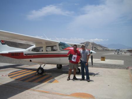 Los Hermanos Carlos Miranda y Eduardo Garza, a punto de despegar para conocer las líneas de Nasca en Perú.