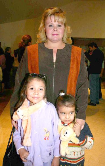 ni_07022006 
Mayela Gaitán, Emilye  e Isabella Izaguirre Gaitán.