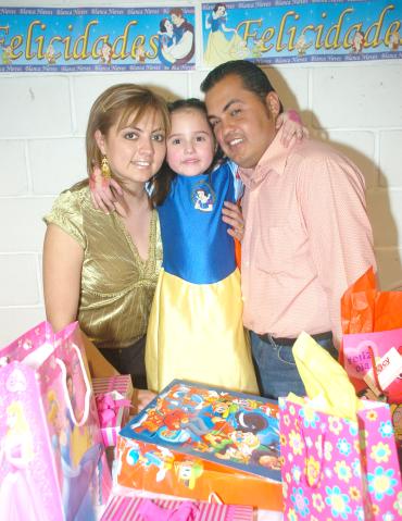 ni_13022006 
Claudia Serna y Francisco Medrano festejaron a su pequeña hija Deborah Medrano el día que cumplió cinco años de vida.