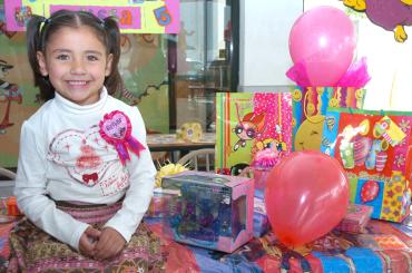 ni_17022006 
Melissa Aranda Quiñones recibió bonitos regalos en la fiesta que le prepararon sus papás.