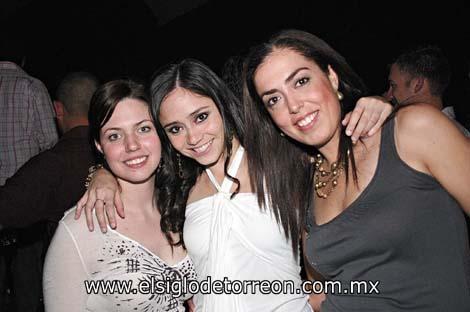 Y ¡LLEGO LA NOCHE!
Karina Kort, Mercedes Orozco y Anny Chaidez.