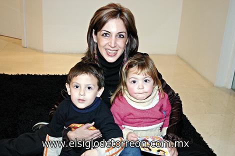 Vanessa de Sandell, Alexander Sandell González y Alexa Guevara González.